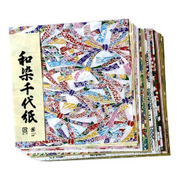 Assortiment de petites feuilles de papier aux motifs traditionnels japonais