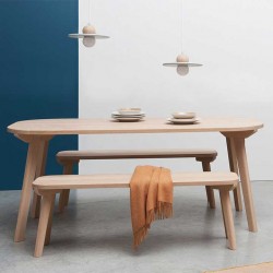 Une table en bois massif : la table ARONDE