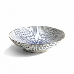 Assiette creuse japonaise hoso tokusa en porcelaine, fines lignes bleues rayonnant vers le centre