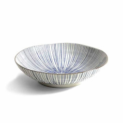 Assiette creuse japonaise hoso tokusa en porcelaine, fines lignes bleues rayonnant vers le centre