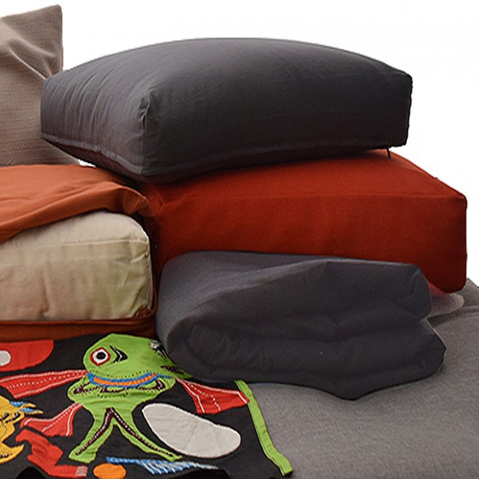 Modulable avec une structure en métal, pieds et accoudoirs en chêne massif.