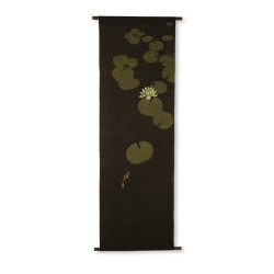 Tapisserie en lin brun très sombre, feuilles de nénuphar vert olive, une fleur blanche et une carpe koï orange