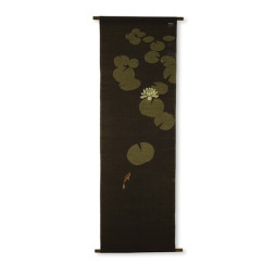 Tapisserie en lin brun très sombre, feuilles de nénuphar vert olive, une fleur blanche et une carpe koï orange