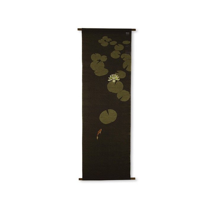 Tapisserie en lin brun très sombre, feuilles de nénuphar vert olive, une fleur blanche et une carpe koï orange