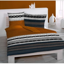 Linge de lit ABISKO sur un lit, housse de couette et taies en satin de coton