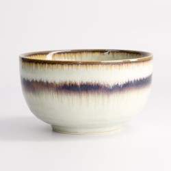 Saladier japonais avec cerisier en motif sur fond bleu foncé.