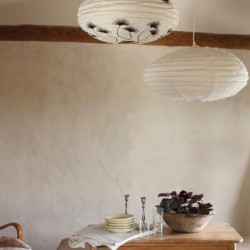 Suspension en tissu naturel TESUU Gingko dans un intérieur naturel