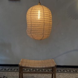 Suspension Linen Gravel au-dessus d’un banc en bois ambiance naturelle