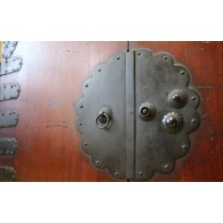 Tansu japonais ancien Akita choba dansu Kannon en kiri – époque Meiji