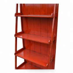 Détail des tablettes d’une étagère chinoise en pin laqué rouge