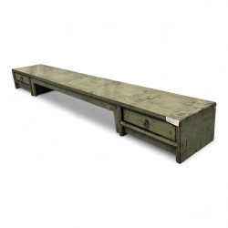 Meuble Kang bas en bois patiné vert kaki vue en angle