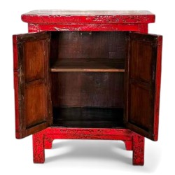 Petit meuble chinois en orme laqué rouge avec portes ouvertes