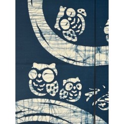 Détail des hiboux sur noren japonais en coton batik