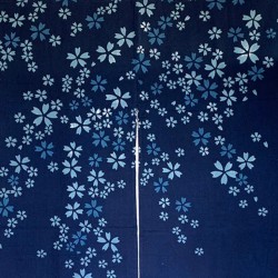 Détail des fleurs de cerisier sur noren japonais