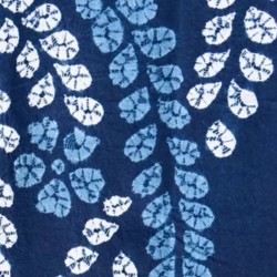 Détail motif végétal sur noren japonais indigo