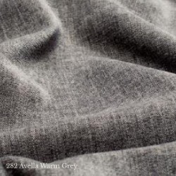 Modulable avec une structure en métal, pieds et accoudoirs en chêne massif.