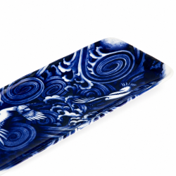 Détail du décor grue et vagues sur plat sushi japonais en porcelaine 28,5 cm