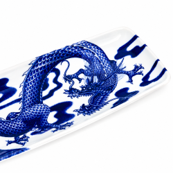 Détail du décor dragon traditionnel japonais sur plat sushi en porcelaine 28,5 cm