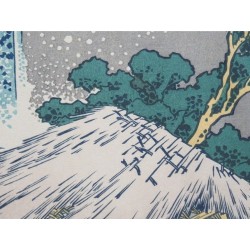 Détail de toiture en chaume dans le paysage des chutes de Yoro de Hokusai