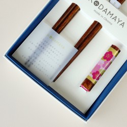 Détail du coffret KODAMAYA avec baguettes japonaises Ume et repose-baguettes