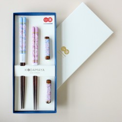 Coffret cadeau KODAMAYA avec 2 paires de baguettes japonaises Sakura et 2 repose-baguettes