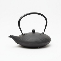Théière en fonte japonaise noire au design plat à fines stries, 0,9 litre