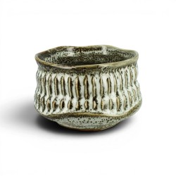 Bol à matcha chawan japonais blanc moucheté à côtes sculptées, style wabi-sabi