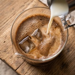 Hojicha latte glacé servi dans un verre