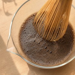 Préparation du hojicha en poudre au fouet en bambou