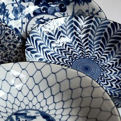 Set de cinq assiettes japonaises ovales, dans une boite en carton.