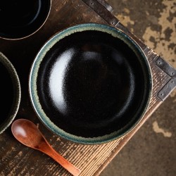 Bol ramen Migawa vu de dessus avec une cuillère en bois, émail noir profond