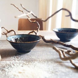 Bols japonais Migawa en grès noir et bleu sur une table en bois