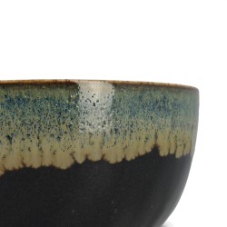 Détail de l'émail du bol Migawa, coulures crème et bleu-vert sur grès noir