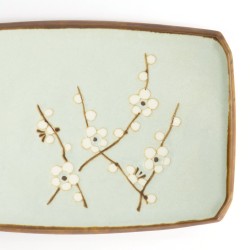 Détail du décor fleurs de cerisier de l'assiette SAKURA vert d'eau