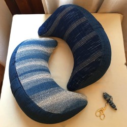 Zafu demi-lune Dhammarts en coton teint à l'indigo naturel, tissé main