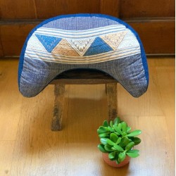 Zafu demi-lune Dhammarts vu de face, motif traditionnel à triangles