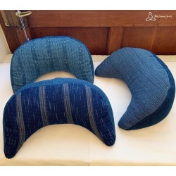 Trois zafus demi-lune Dhammarts indigo, motifs tissés main