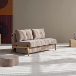 Canapé-lit CUBED 140 pieds chêne dans un salon, tissu Esina Mocha