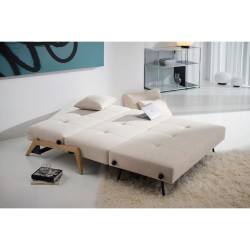 CUBED 160 ouvert en lit dans un salon, tissu Blida Sand Grey