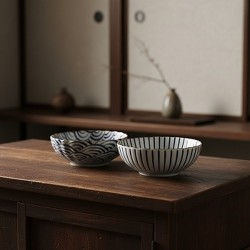 Les 2 saladiers japonais tokusa et vagues posés sur un meuble en bois