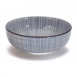 Saladier japonais tokusa en porcelaine, fines rayures bleues et bord brun, vu de trois quarts