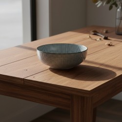 Saladier japonais tokusa posé sur une table en bois