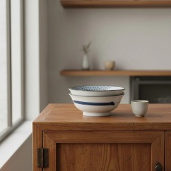 Deux bols ramen japonais à losanges bleus empilés sur un meuble en bois
