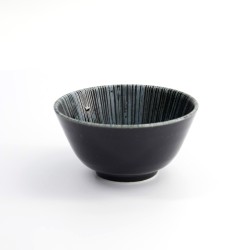 Bol à riz japonais COSMOS de trois quarts, extérieur noir mat et intérieur rayé bleu