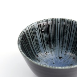 Détail de l’intérieur du bol à riz japonais COSMOS, lignes en relief et gouttes d’émail brillant