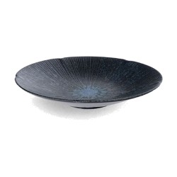 Plat creux japonais COSMOS en porcelaine bleu nuit, lignes rayonnantes en relief, vu de trois quarts
