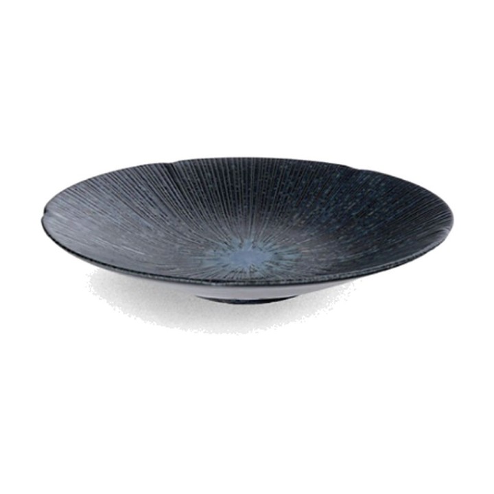 Plat creux japonais COSMOS en porcelaine bleu nuit, lignes rayonnantes en relief, vu de trois quarts