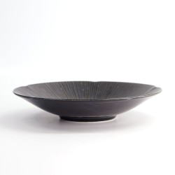 Plat creux japonais COSMOS de profil, extérieur noir mat et bord festonné