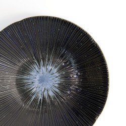 Détail du plat creux japonais COSMOS, lignes en relief et reflets bleus de l’émail