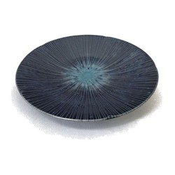 Assiette japonaise COSMOS en porcelaine bleu nuit, lignes rayonnantes en relief, vue de trois quarts